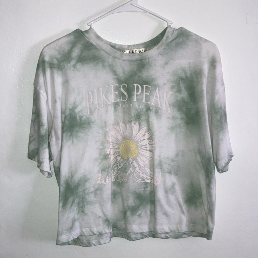 Cute graphic Tee size medium